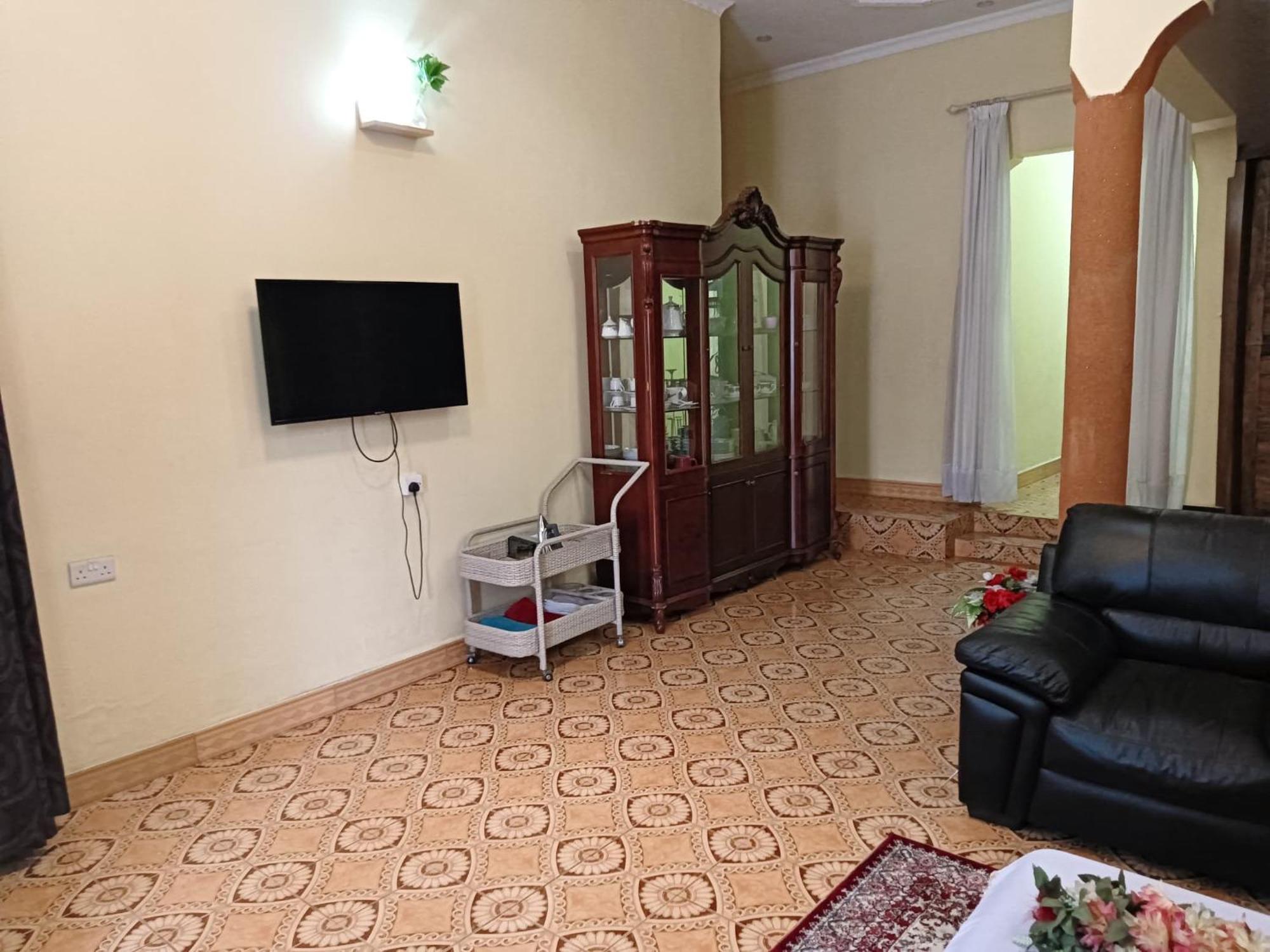 G & S Executive Lodge Дар ес Саалам Екстериор снимка